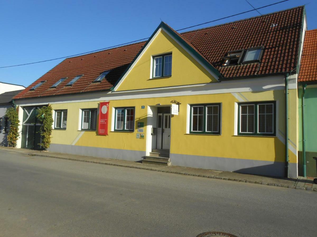 Weingut Zur Schlafmuetze Hotel Herrnbaumgarten Exterior foto